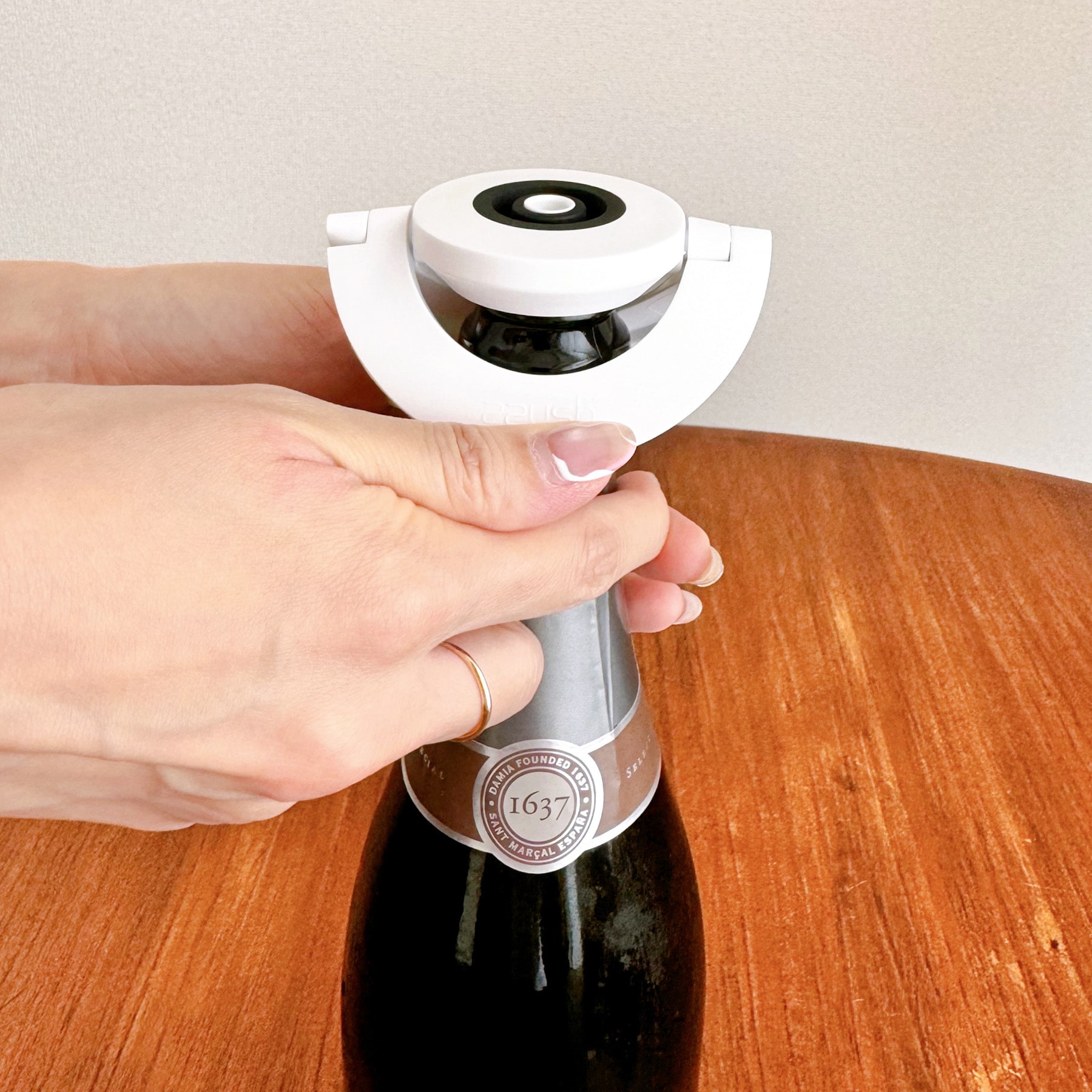 抜栓後のスパークリングワインの炭酸をキープ！ズィッシュ