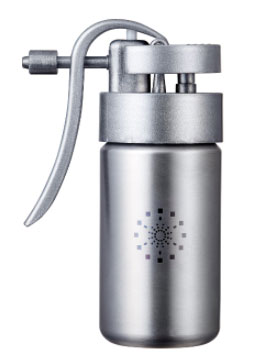 電源不要。化粧水を入れてポンピングするだけ。ウルトラファインミスト