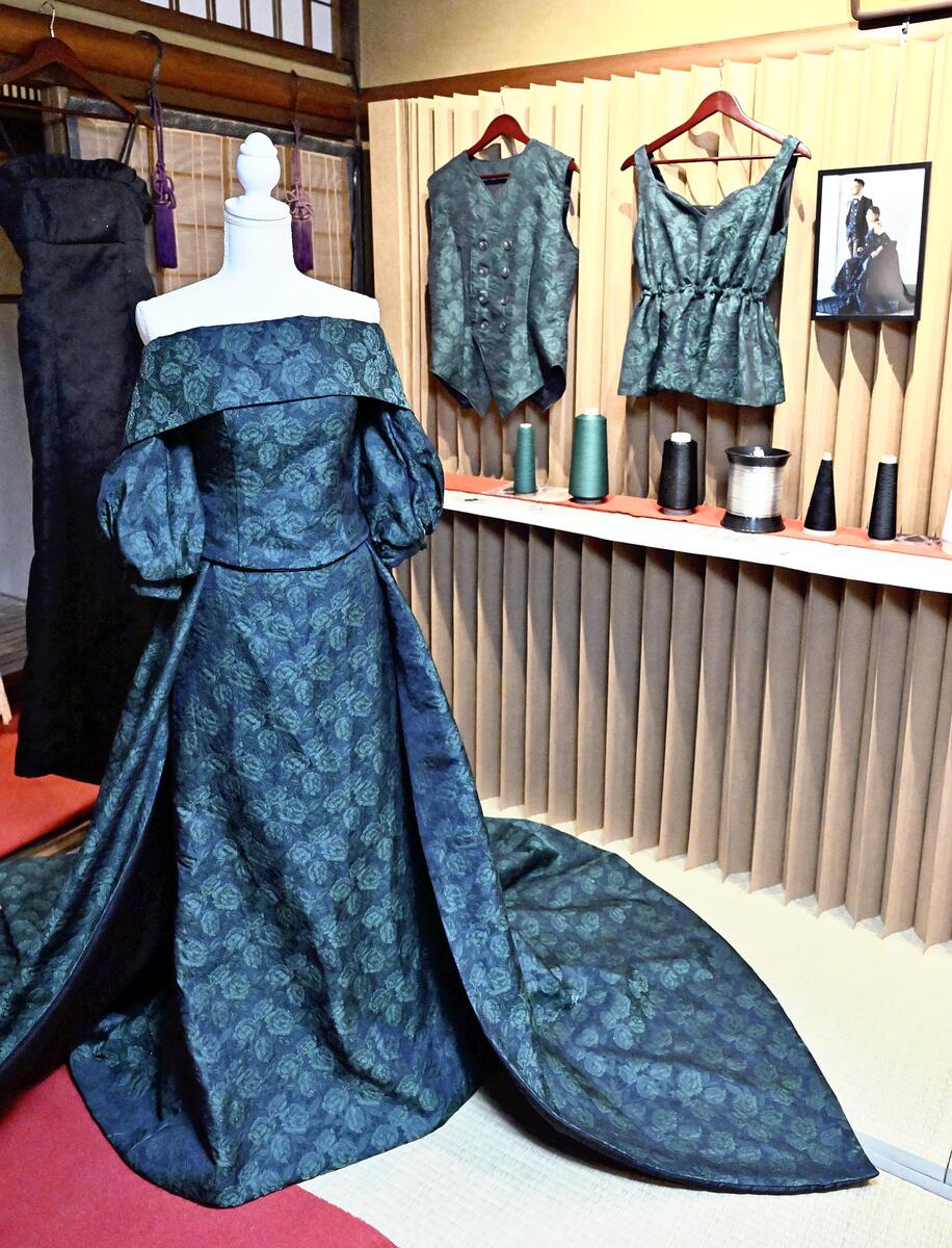 西陣織 ウェディングドレス 「第3の選択肢に」… 京丹後 出身の 29歳 が