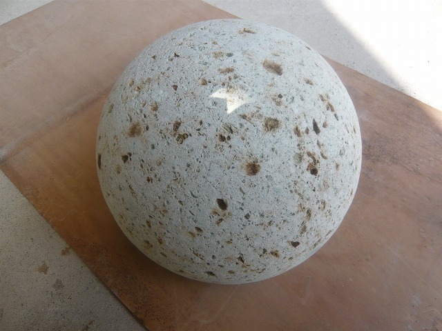 大谷石表面1級コーピン 約300mm球、下部約50mmカット 商品詳細│有限