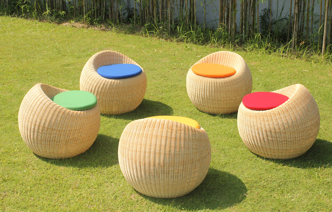 S132main03_rattanstool.jpg