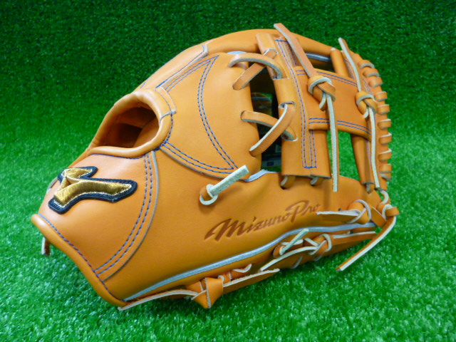 元プロ野球選手石井琢朗氏とミズノの共同開発グラブ入荷しています
