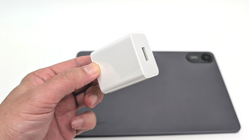 気になる！「REDMI Pad 2」実機を使って付属品を詳しく紹介！充電器や