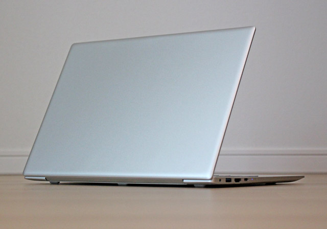 ドスパラ Altair F-13KRのレビュー 高性能と多機能を備えた1.19kgの