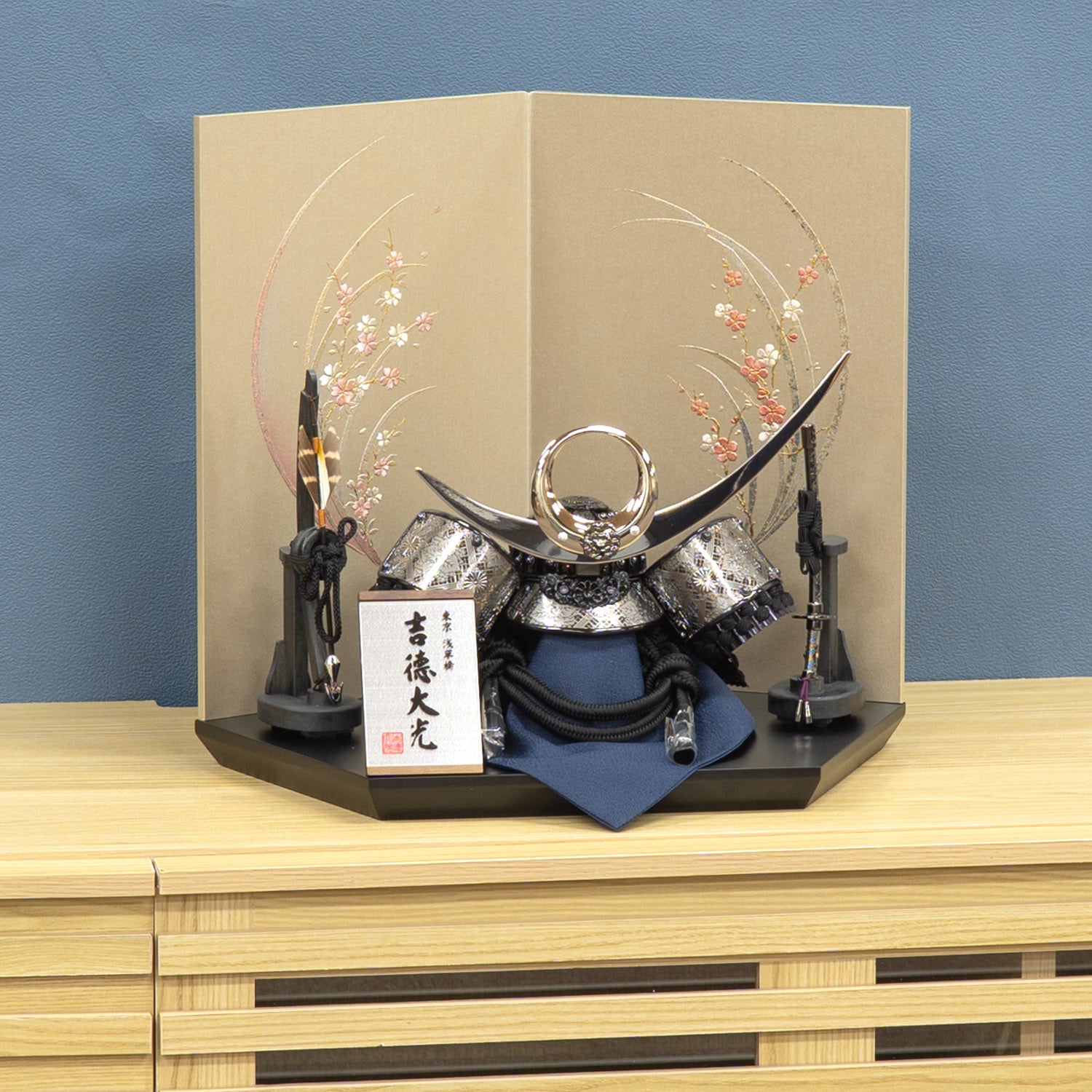 五月人形】黒絲縅 上杉謙信公 兜8号床飾り | 雛人形（ひな人形）・五月