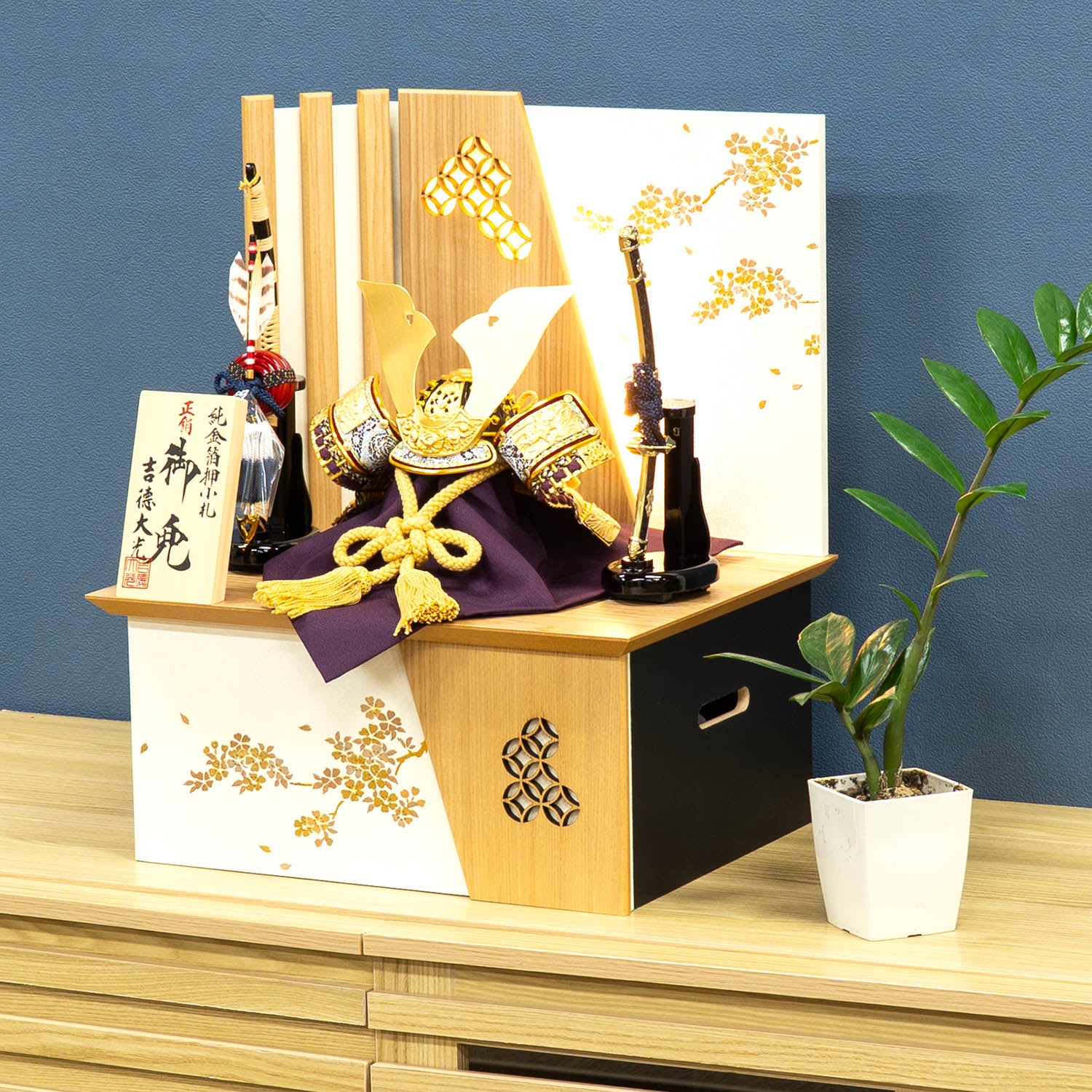 五月人形】正絹緋絲縅 純金箔押兜6号収納箱飾り | 雛人形（ひな人形