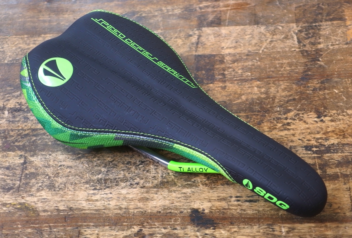 特価サドル】『チタンレール』仕様！快適性も高い軽量サドルが『6千円