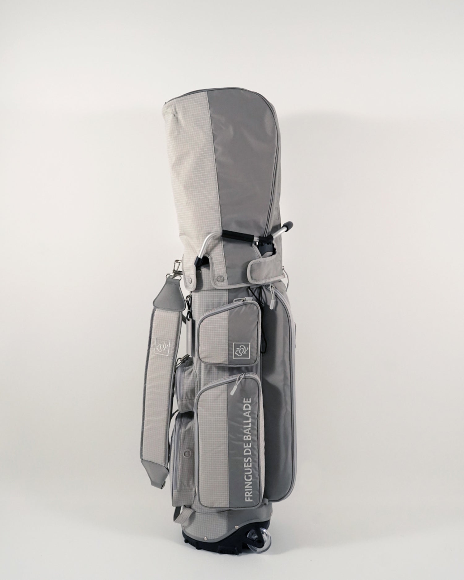 都会的エレガンスの中に、これまでにない「軽量性」と「タフネス」を