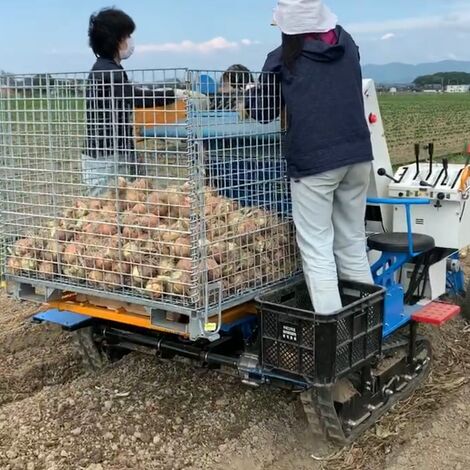 玉ねぎの収穫機械、次世代自走乗用ピッカー「アガールD」は鉄コンテナ