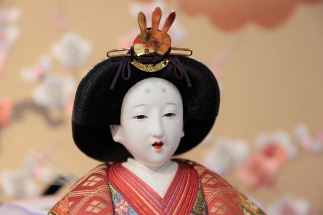 桐塑胡粉仕上げ（とうそごふんしあげ）の雛人形です。味岡映水作