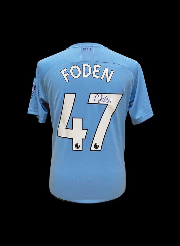 フィル・フォーデンがマンチェスター・シティのユニフォームにサイン