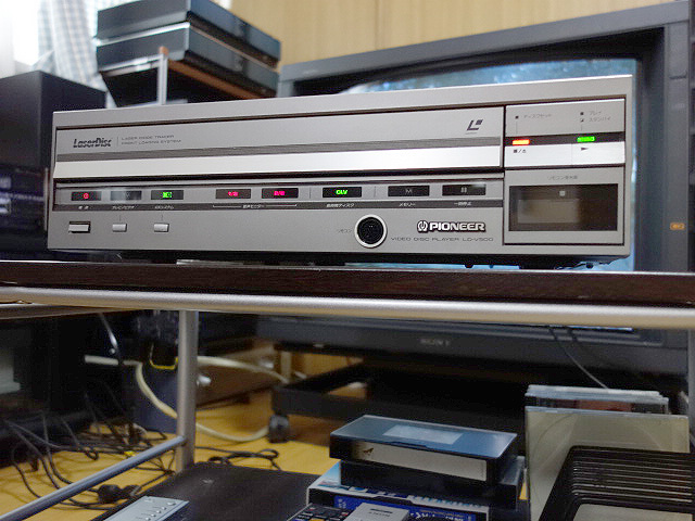 レーザーディスク LD-V500 （Pionner) 1983年 | 古いハードに囲まれて