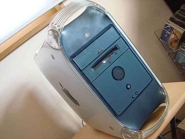 Power Mac G4 AGP Graphics (Apple) 1999年 | 古いハードに囲まれて