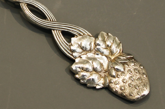 ティファニー「ストロベリーフォーク ” Strawberry Vine ” 1875年