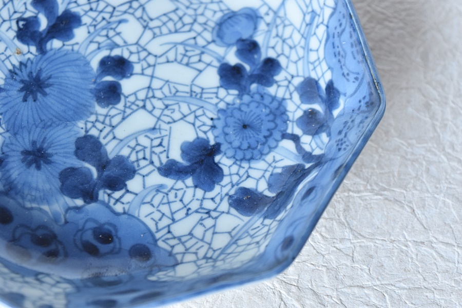 古伊万里 氷裂文菊花模様 八角皿 - 生活骨董と古布のアンティーク