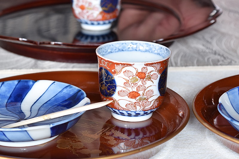 明治時代 古伊万里 錦手 金彩色絵 瑠璃金彩丸文様 花の図 そば猪口