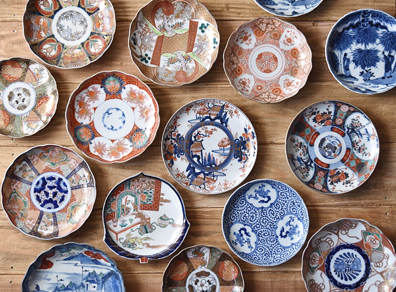 伊万里 赤絵 金襴手 菊花と唐草模様 輪花型 中皿 - 生活骨董と古布の