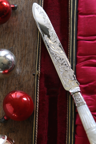 アンティークシルバーケーキナイフ マザーオブパール エングレー