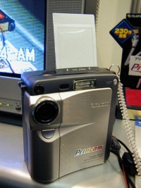 ASCII.jp：富士写真フイルム、世界初のプリンター搭載デジタルカメラ