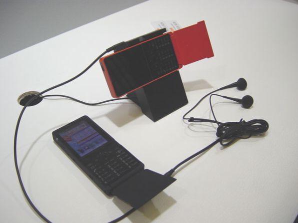 ASCII.jp：au春の携帯電話機新モデルを触ってきた！ (2/4)