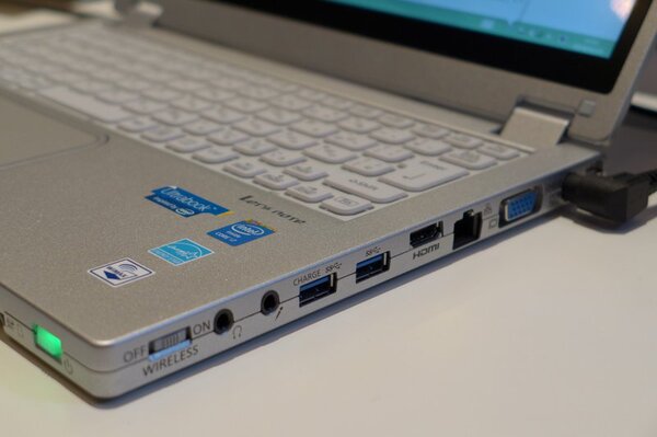 ASCII.jp：世界最軽量でぐるっと回転、新レッツノート MX3発表