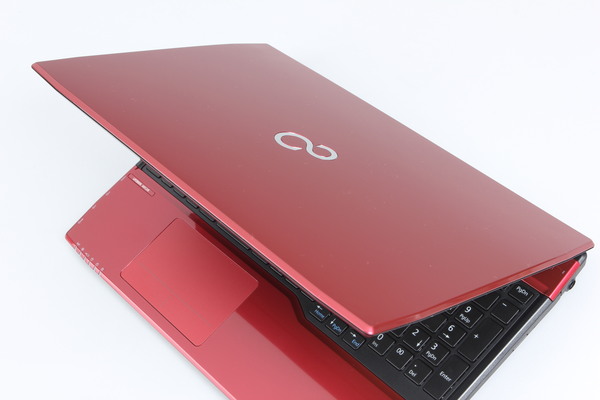 ASCII.jp：ドラクエX、FFXIVも動く！15.6型ノート「LIFEBOOK AH53/R