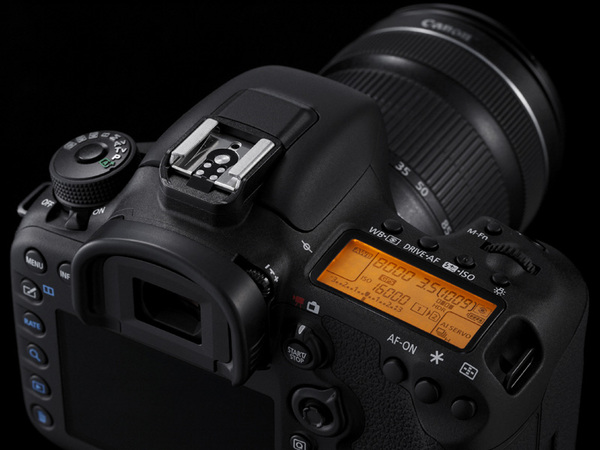 ASCII.jp：待つこと5年、キヤノン「EOS 7D Mark II」がついに11月上旬