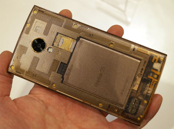 ASCII.jp：au、Firefoxスマホ「Fx0」発表！ 早速端末を詳しく見るぞ！