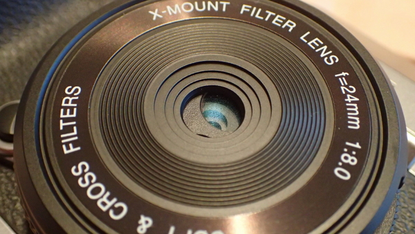 ASCII.jp：20mmボディーに3つのフィルターを内蔵した極薄レンズを衝動