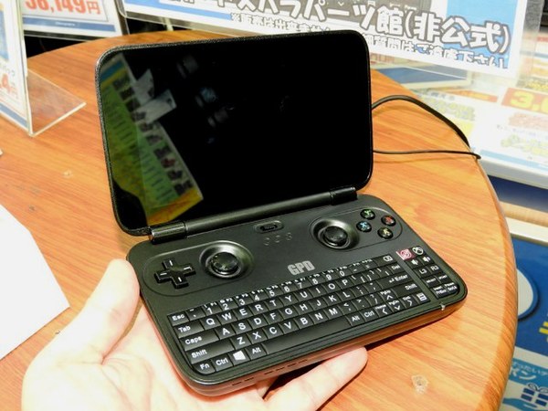 ASCII.jp：どこか懐かしさを感じる！ Win 10搭載の小型PC「GPD WIN」を展示