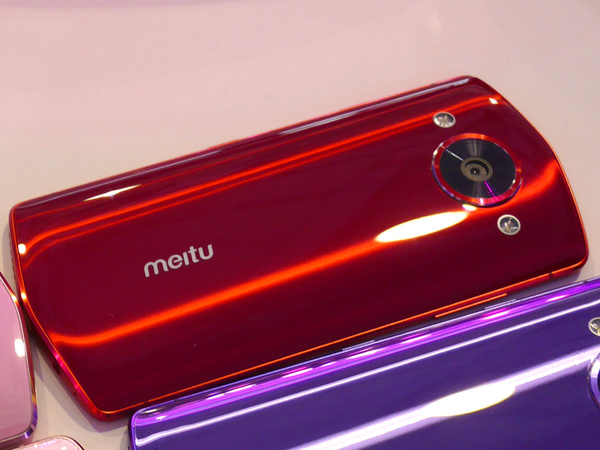 iPhone 7だけじゃない！ 真っ赤なスマホは中国で探せ - 週刊アスキー