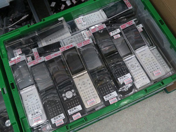 ASCII.jp：ガラケーが999円、スマホは1999円!? 週末に目玉品多数の激安