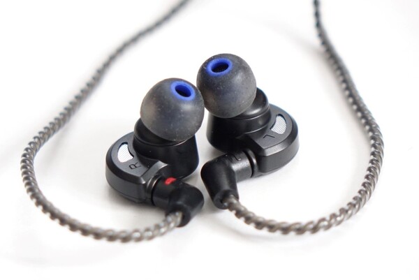 ASCII.jp：いま有線イヤフォンでおすすめはコスパに優れたFalcon-C 隼