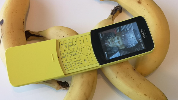 ASCII.jp：復刻で話題の“バナナフォン”「Nokia 8110 4G」を衝動買い (1/5)