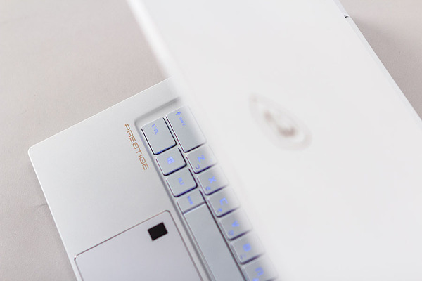 ASCII.jp：薄型なのにゲームも快適なMSIの白色ノートパソコンP65 (1/4)