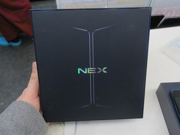 ASCII.jp：両面ディスプレー搭載スマホ「NEX Dual Display」が日本上陸！