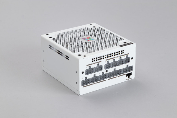 ASCII.jp：コネクターもファンも激しく光るSuper Flowerの電源がキレイ