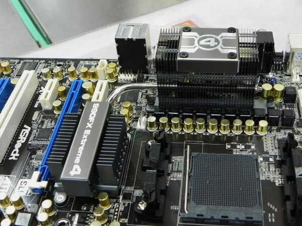 ASCII.jp：ASRock製「AMD 990FX」マザー最上位モデルが店頭に