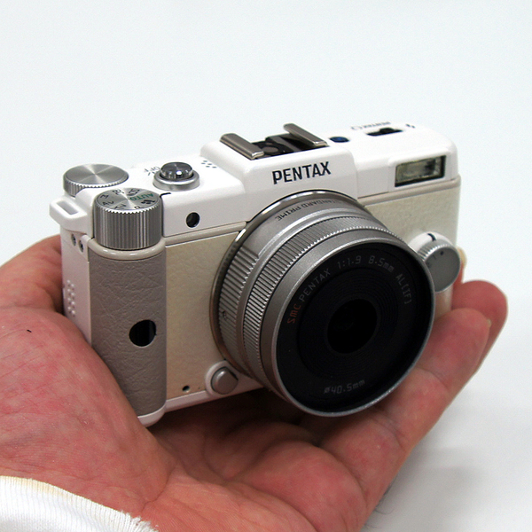 ASCII.jp：まさに“手乗りミラーレス一眼” 「PENTAX Q」登場