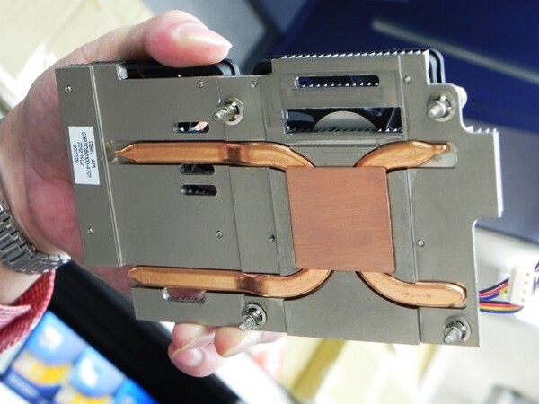 ASCII.jp：厚さ38mmの小型＆薄型ベアボーン「DS61」がShuttleから発売