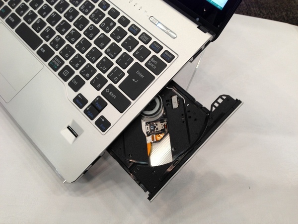 ASCII.jp：富士通、驚きの約28.1時間駆動にも対応した「LIFEBOOK SH90/M」