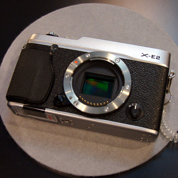 ASCII.jp：世界最速AF搭載！ 富士フイルムのミラーレス一眼「X-E2」
