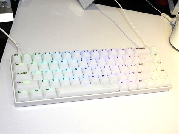 ASCII.jp：ホワイトでラピッドトリガー搭載、しかもお手頃価格な65