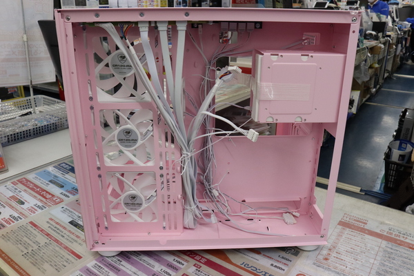 ASCII.jp：淡いピンクのPCケースがお手頃価格！ ピラーレスでARGB