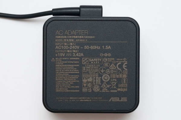 ASCII.jp：ZenBook Duo 実機レビュー = 持ち歩ける未来型の2画面ノート