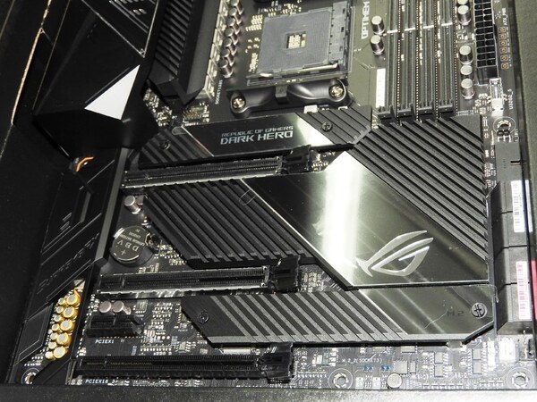 ASCII.jp：Ryzen向けのハイエンドマザー「ROG Crosshair VIII Dark