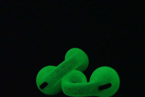 ASCII.jp：耳をふさがないイヤホンambie AM-TW01の蓄光素材socks「Ghost」