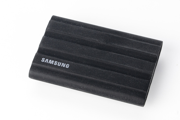 ASCII.jp：Samsung Portable SSD T7 Shieldの4TBモデルはLANより18倍速