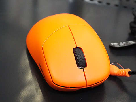 オレンジ色のゲーミングマウス「Fnatic x Lamzu Thorn 4K Special