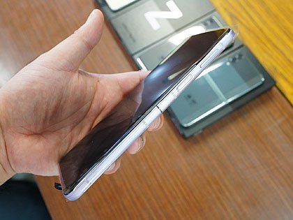 ガラケー”のように折り畳める「Galaxy Z Flip3 5G」の海外版が入荷